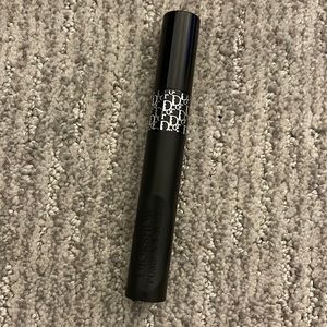 Dior pump n volume mascara on black